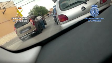 Cámara oculta de la Guardia Civil y Policía Local para investigar al suministrador principal de la droga.