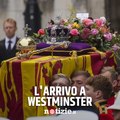 Funerali Regina Elisabetta, Re Carlo cammina dietro la bara
