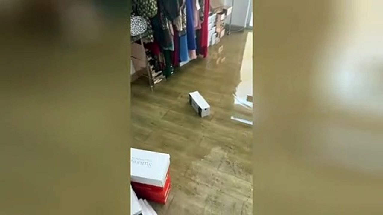 La rotura de una tubería provoca un géiser de 6 metros e inunda una tienda en Santa Teresa
