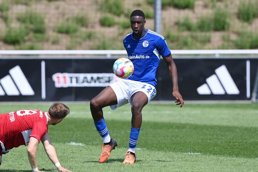 4:2 nach Rückstand: Schalke 04 II gewinnt das Reserve-Duell in Düsseldorf