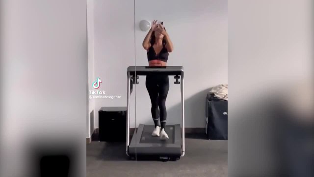El vídeo de Mina Bonino mientras entrena que triunfa en TikTok: “¡Mira esos cuádriceps papá!”