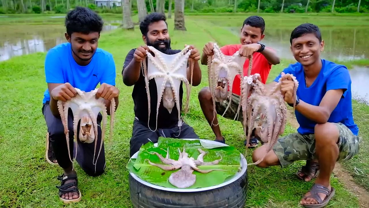 Octopus cooking and eating _ big size_ ഭീമൻ നീരാളിയെ പൊരിച്ചു കഴിച്ചപ്പോൾ _ m4 tech