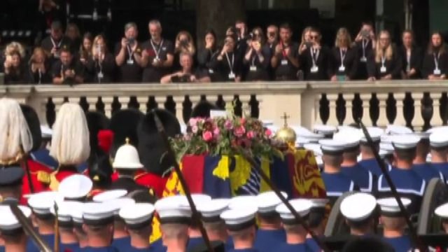 Funerali regina, il feretro passa davanti a Buckingham Palace