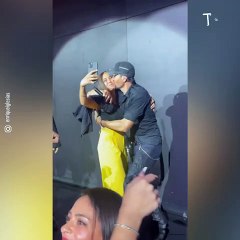 En couple, Enrique Iglesias dérape pendant son concert en embrassant fougeusement une jeune femme