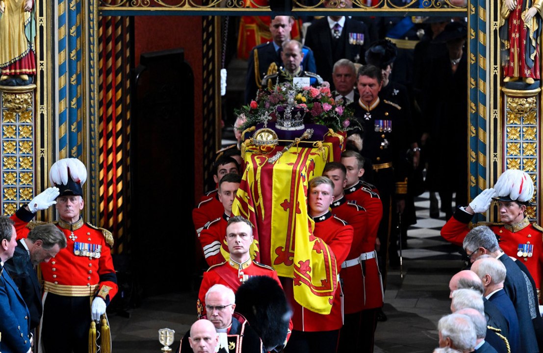 Königin Elizabeth II.: Sarg der Queen befindet sich auf Weg nach Windsor