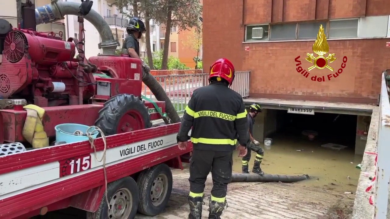Alluvione nelle Marche, vigili del fuoco svuotano garage allagato