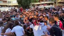 La afición celebra el ascenso en la fuente del Parque