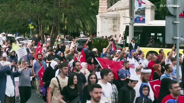 Centenas de manifestantes participam em marcha anti-LGBT em Istambul
