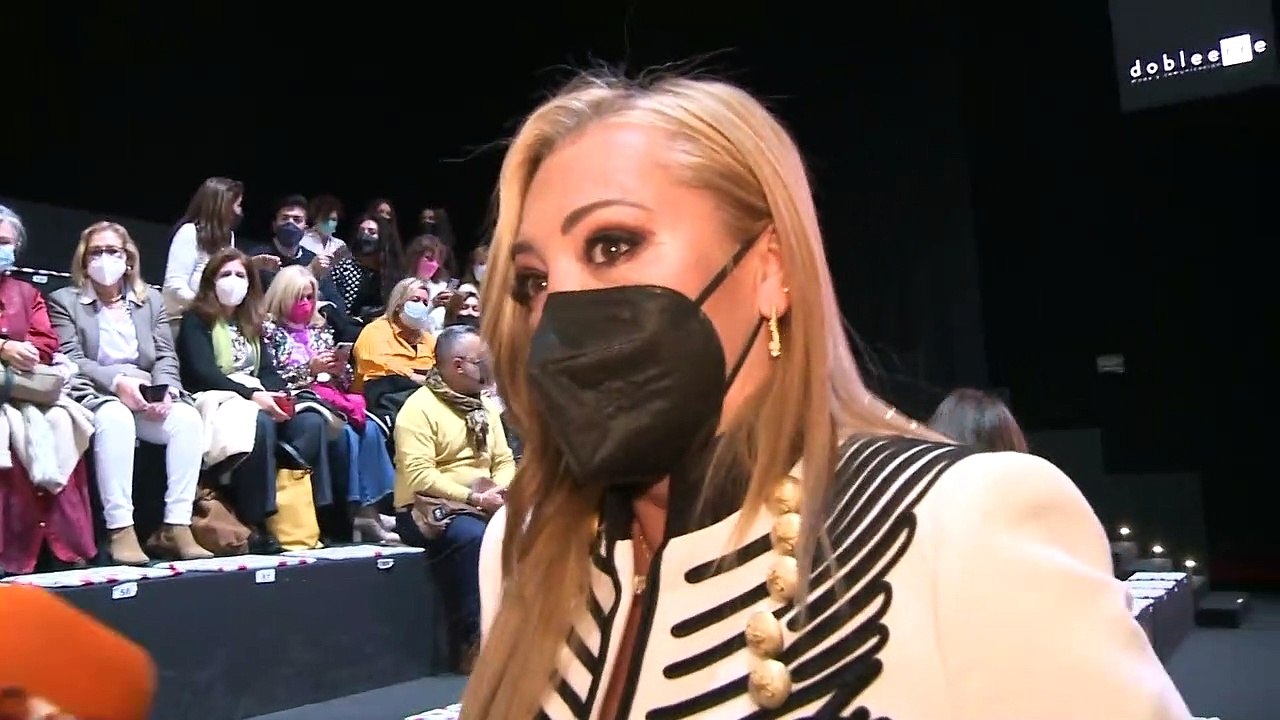 Belén Esteban, oculta bajo una manta, ingresa en el hospital