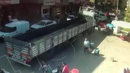 Ölüme böyle gitti... Yolun karşısına geçmek isterken tırın altında kaldı