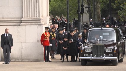 Meghan, Harry, William und Co empfangen Queen Elizabeths Sarg in Windsor