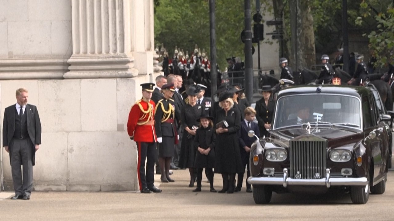 Meghan, Harry, William und Co empfangen Queen Elizabeths Sarg in Windsor