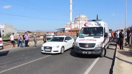 Devrilen otomobildeki 4 kişi yaralandı