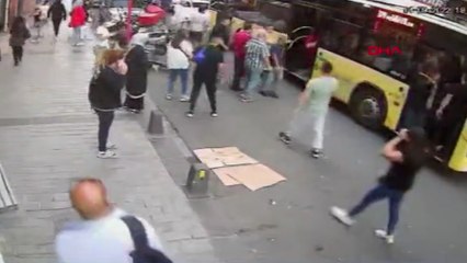 Download Video: İstanbul'da otobüs yolcuları arasında başlayan kavga sokağa taştı