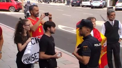 Ovación del personal del hotel de Madrid donde se aloja la selección española de basket