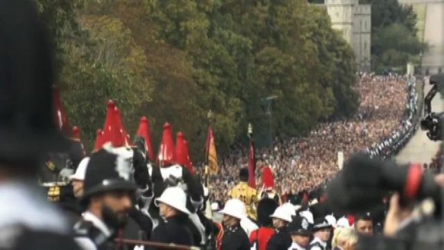Funerali regina, il carro funebre arrivato a Windsor