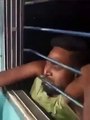 Un homme se retrouve suspendu à un train en marche après avoir tenté de voler un téléphone