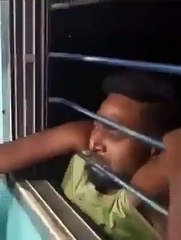 Un homme se retrouve suspendu à un train en marche après avoir tenté de voler un téléphone