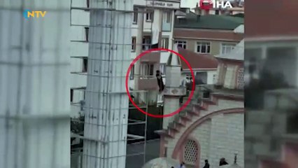 Yürekleri ağızlara getiren görüntü: İşçiler taşları yukarı böyle çıkardı