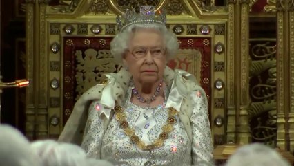 هكذا تعاملت الملكة إليزابيث مع أزمات أسرتها وشعبها العاصفة