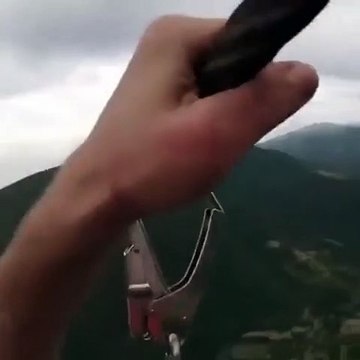 Quand tu te retrouves coincé au milieu de ta descente en tyrolienne...