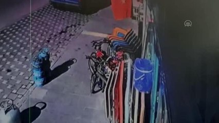 Minibüsle çarpışan otomobil iş yerine girdi, bir kişi yaralandı