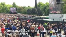 Százezrek szegélyezték II. Erzsébet utolsó útjának vonalát Londonban