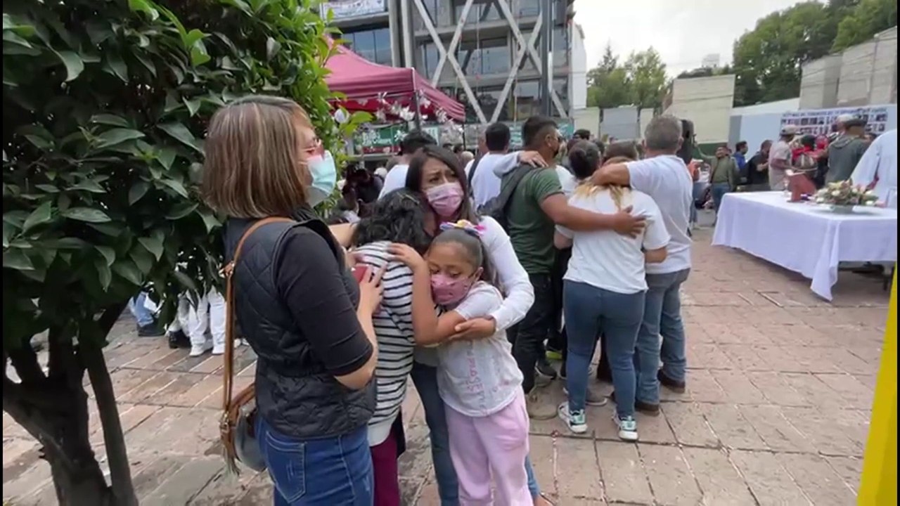 Des habitants de Mexico se regroupent dans la rue après un tremblement de terre de magnitude 7,4