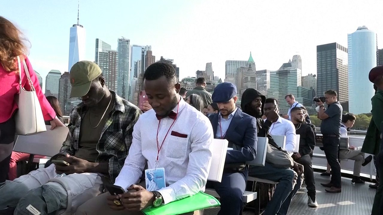 New US citizens take oath of allegiance on Elli...