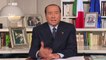 Berlusconi uccide la mosca durante intervista - Video