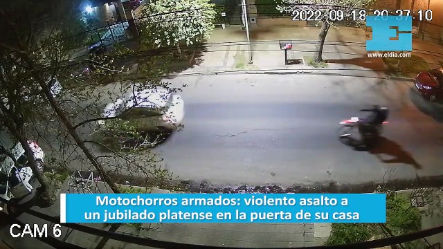 Motochorros armados: violento asalto a un jubilado platense en la puerta de su casa