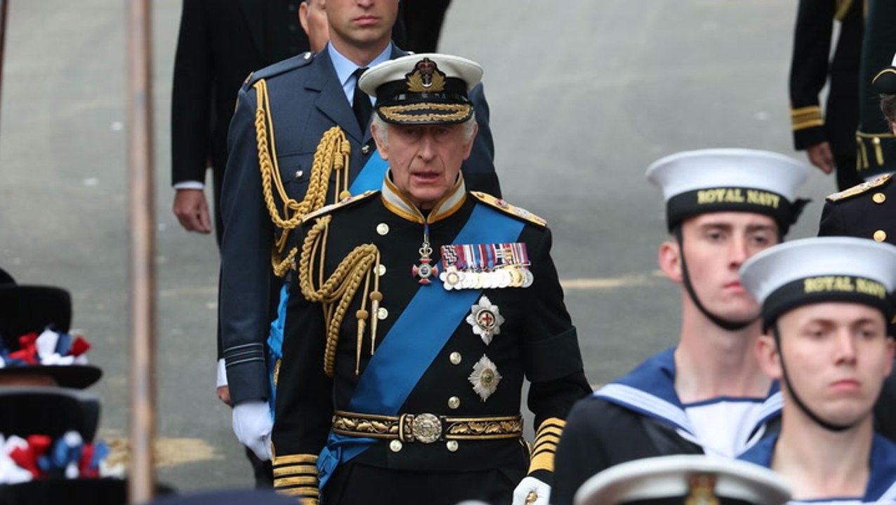 König Charles III. hinterlässt rührenden Brief auf Sarg der Queen