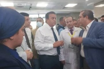 وزير مصري ينفعل بعد إخبار سيدة له بإنجابها 5 أطفال