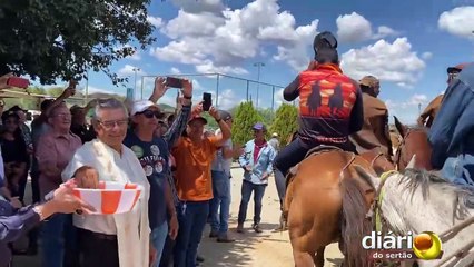 Pegada de Boi reúne quase 200 vaqueiros do Ceará e da Paraíba na fazenda Cajueiro
