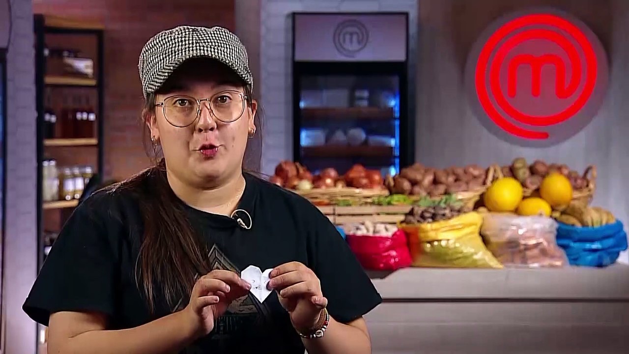 Cynthia, intenta agradar al jurado con un detalle, pero el jurado se lo devuelve