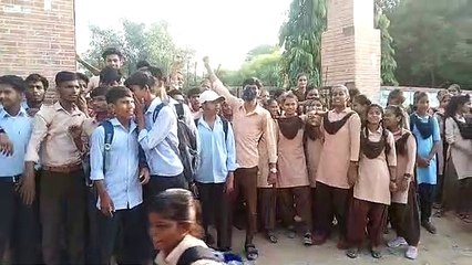 विद्यालय के गेट पर ताला लगाकर किया प्रदर्शन