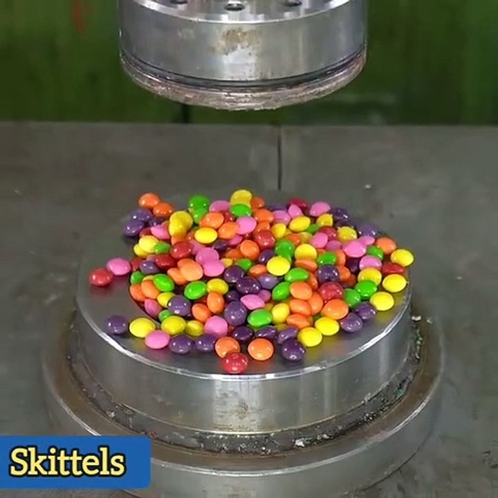 Hydraulic press vs. Gems skittels