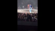 Ünlü rapçi konser sırasında sahnenin içine düştü