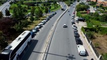 Otopark aidatını yüksek bulan Kuyumcukent çalışanları araçlarını yol kenarlarına park etti