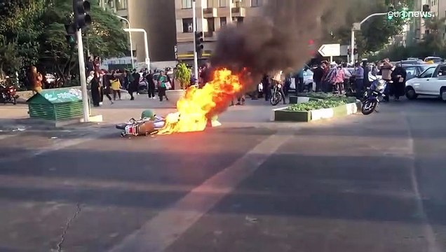 Hombres y mujeres protestan por la muerte de Mahsa Amini en Irán y denuncian a la polícia de moral