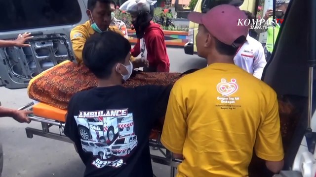Ambulans Pembawa Jenazah Tabrak Bus Sugeng Rahayu Sejumlah Penumpang Terluka