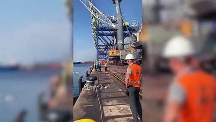 Batan gemideki konteynerler denizden çıkarıldı