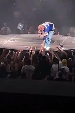 Konserde talihsiz anlar kamerada.. Dekor ünlü şarkıcıyı böyle yuttu