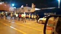 لحظة غرق سفينة شحن مصرية في تركيا أثناء تفريغ شحنتها بالفيديو