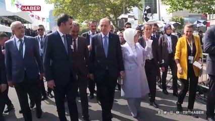 Erdoğan çifti, Türkevi'nde açılan atık sergisini gezdi