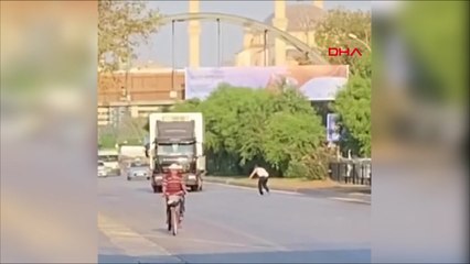 Akan trafikte yol kesip sürücülere laf attı