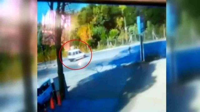 Son dakika haber | Hatalı dönüş yapan araca çarptı, kask sayesinde kazayı hafif atlattı...O anlar kamerada