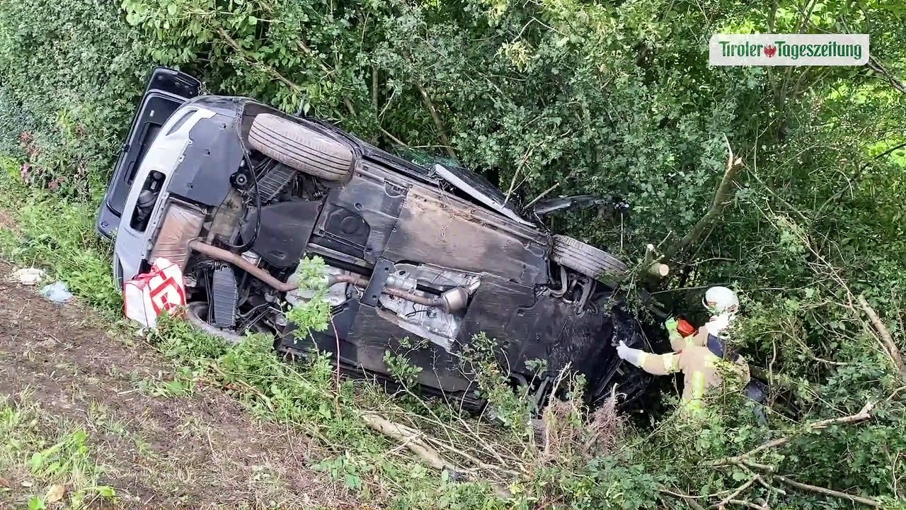 Sekundenschlaf: Auto prallte auf A12 bei Radfeld gegen Bäume, Beifahrer (64) starb