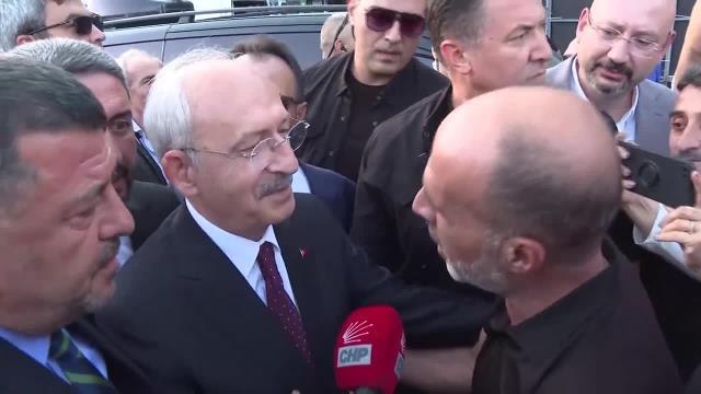 Kemal Kılıçdaroğlu, Kendisine Sosyal Medyada Çok Hakaret Ettiğini Söyleyen ve Helallik İsteyen Eski AKP'li Vatandaşla Kucaklaştı