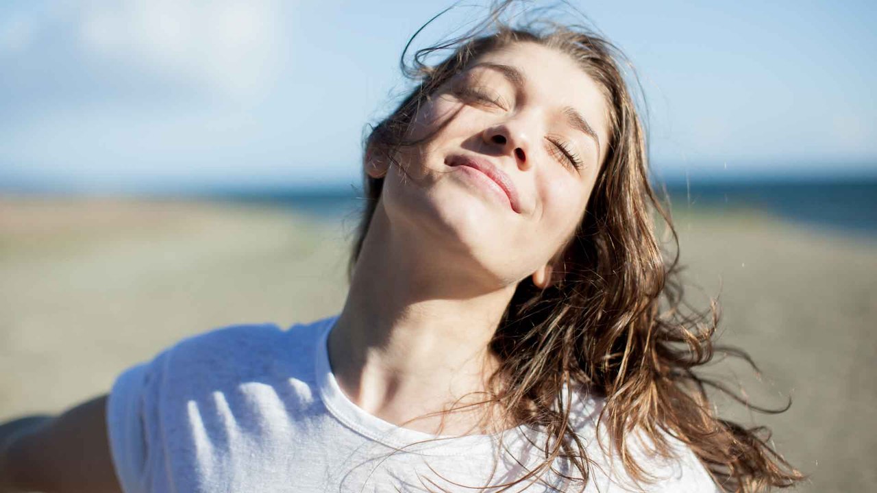 Zufriedener werden: Mit diesem einen Tipp klappt es bestimmt